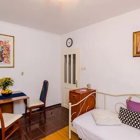 Old Town Budget Apartment *