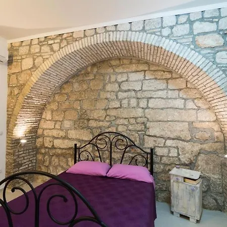 Old Town Budget Apartment *